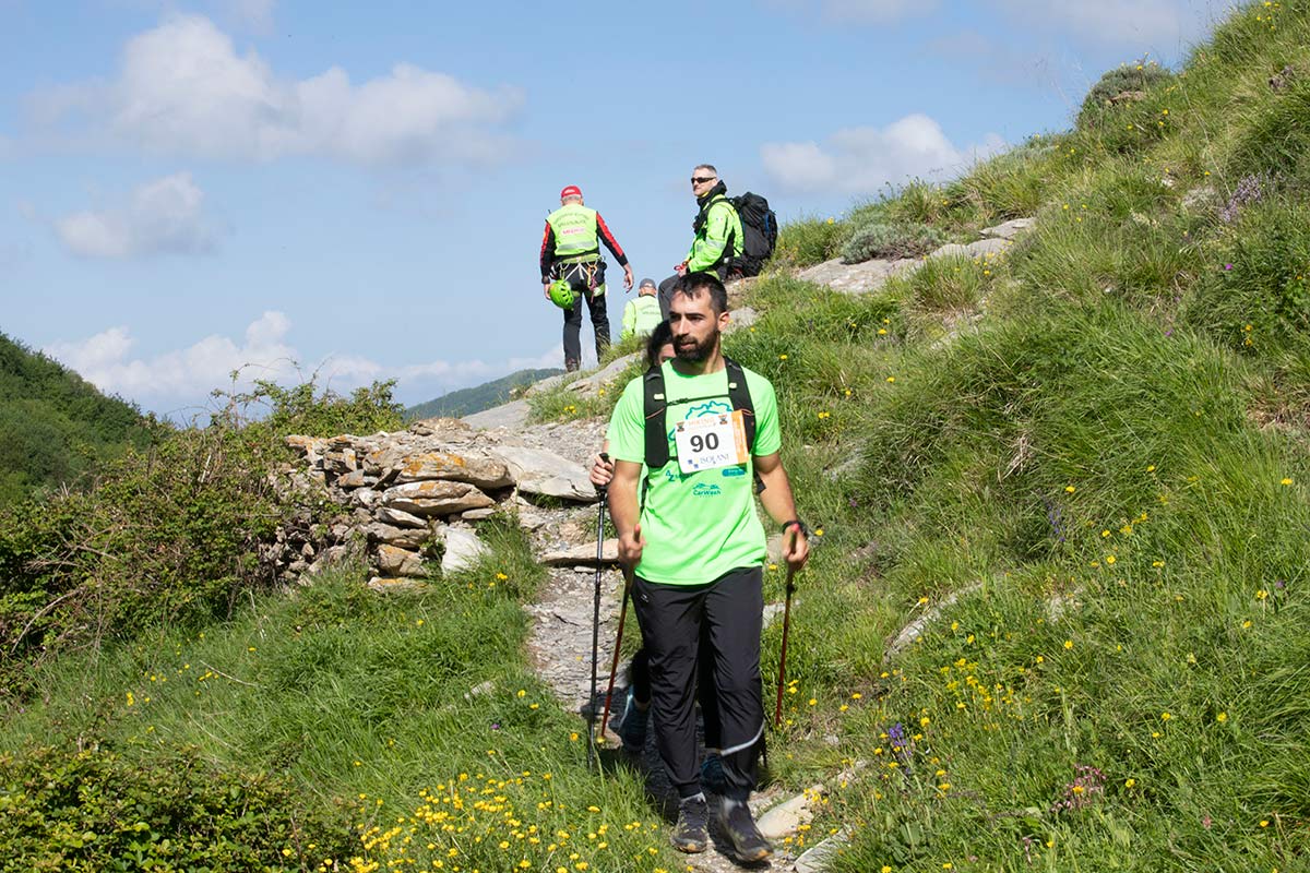 Escursionisti sui sentieri dell'Hiking della Pietra Nera